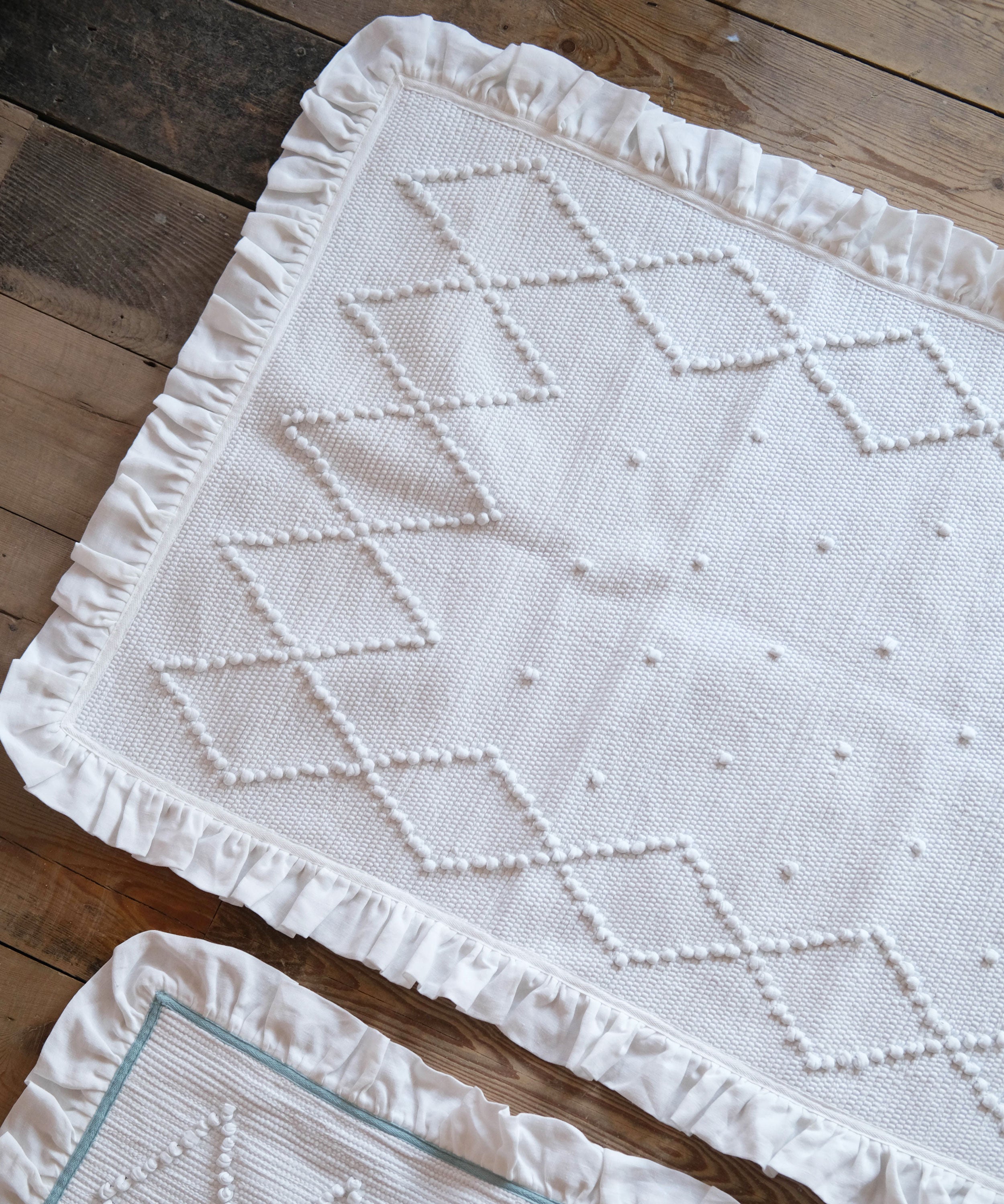 Jumbo Linen Frill Bathmat, White